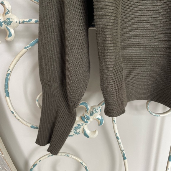 sweater - Picture 2 of 3